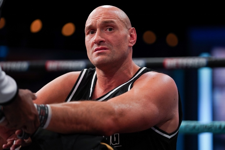 fury usyk  offered  lot  money  fight december